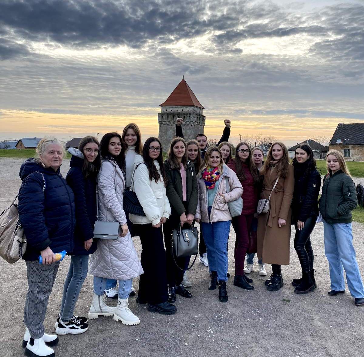 Студенти факультету філології і журналістики захоплюються величчю Скалатського замку.